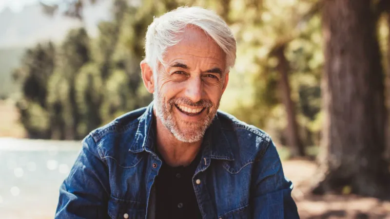 12 Traits des Hommes Émotionnellement Matures que les Femmes Apprécient