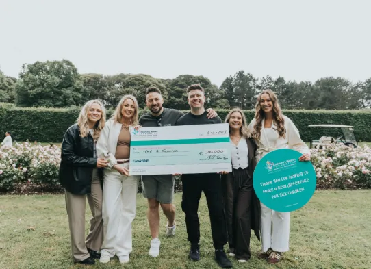 Les 2 Johnnies font don de 200 000 € à Children's Health Ireland