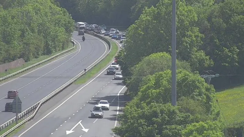 Accident sur l'A55 provoque des retards près de Dobshill et Ewloe