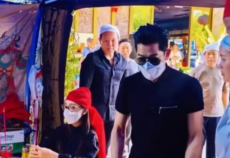 Aaron Kwok et Moka Fang à des funérailles familiales dans l'Anhui
