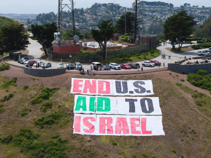 Des activistes déploient une bannière 'Stop à l'aide américaine à Israël' sur Twin Peaks
