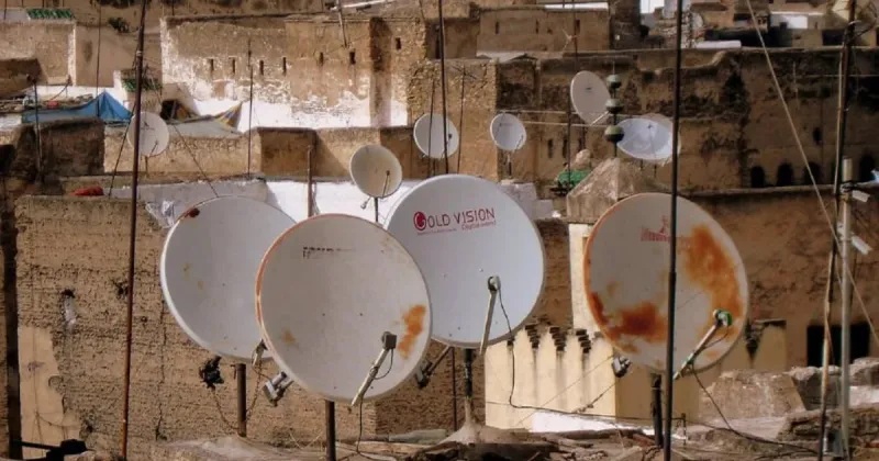La laideur des façades marocaines : climatiseurs et paraboles en cause