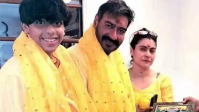 Ajay Devgn, Kajol et leur fils Yug visitent le temple Baglamukhi