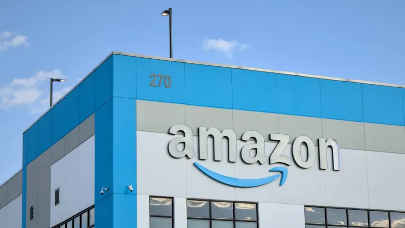 Les tongs à bout carré d'Amazon à 10 $ : le style des années 90 revient
