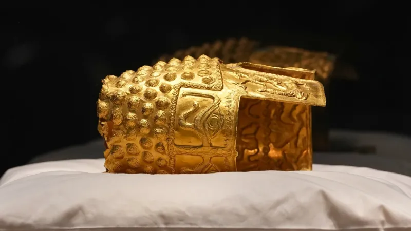 Casque d'or antique rendu à la Roumanie après un vol dans un musée néerlandais