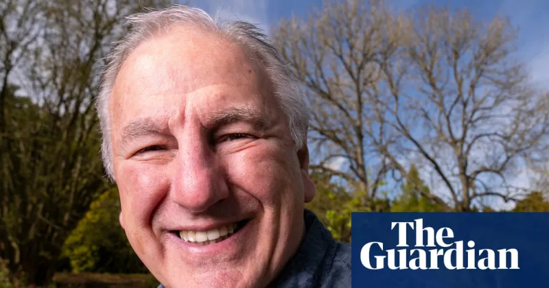Andy Simpson, 71 ans, reçoit sa cape anglaise 50 ans après ses débuts