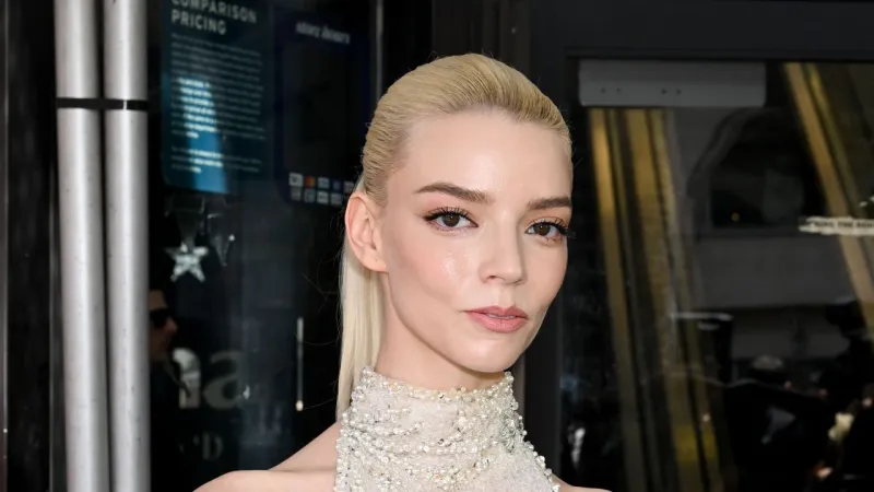 Anya Taylor-Joy lance la tendance de la 'chaussure nue'