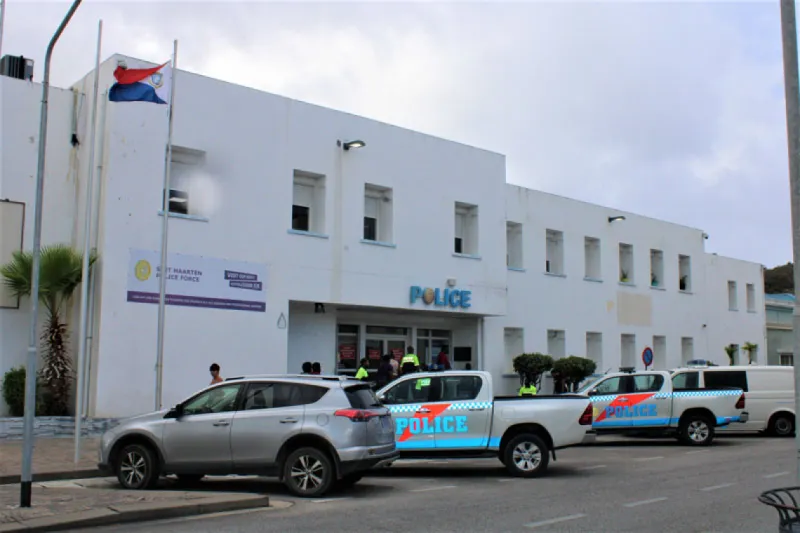 Vol à main armée sur Front Street : suspects arrêtés