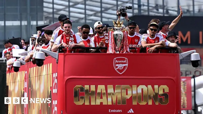 Le défilé de la victoire d'Arsenal attire des milliers de personnes à Londres