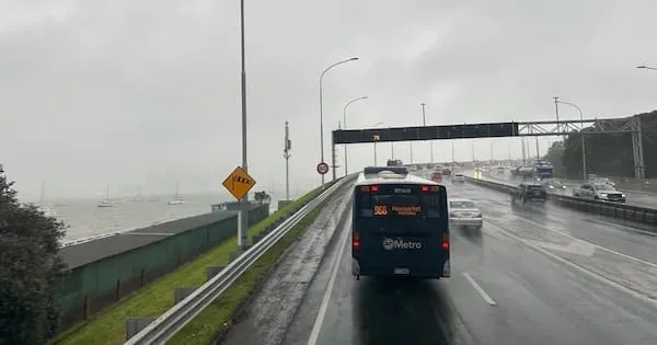 Avertissement de vent pour le pont du port d'Auckland le 26 juin