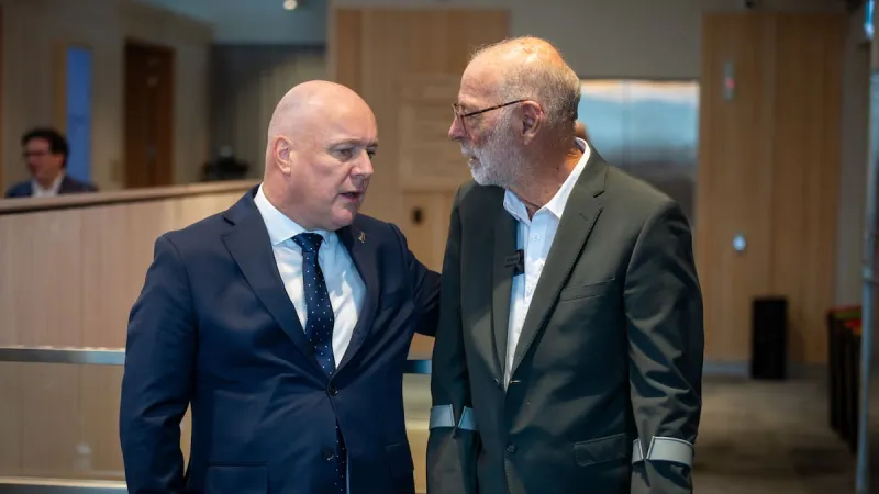 Le maire d'Auckland traite le PM Luxon de 'chien à deux queues'