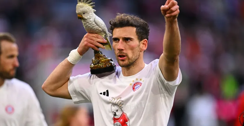 Un cacatoès mascotte du Bayern Munich lors de la célébration