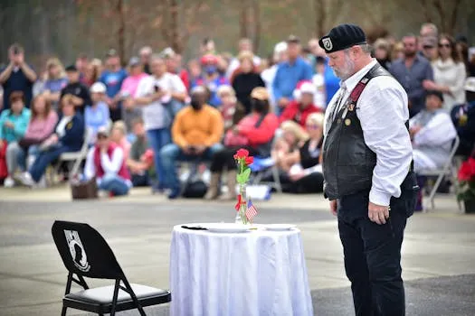 Bentonville honore les policiers tombés avec des roses