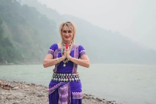 Chanson de Bollywood 'Nimbuda Nimbuda' dans un manuel de CM2 en Odisha