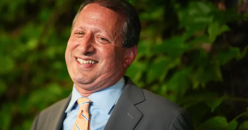 Brad Lander bat le représentant Dan Goldman dans la primaire NY-10