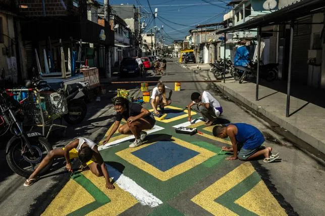 Le Brésil ravive la tradition des rues peintes pour la Coupe du monde
