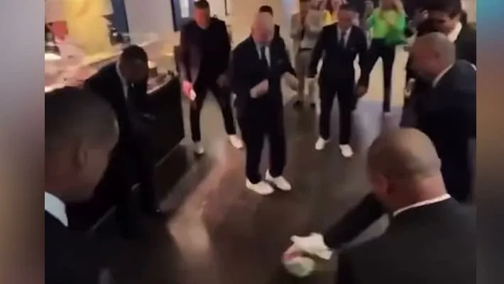 Les légendes brésiliennes jouent au 'toro' avec Infantino