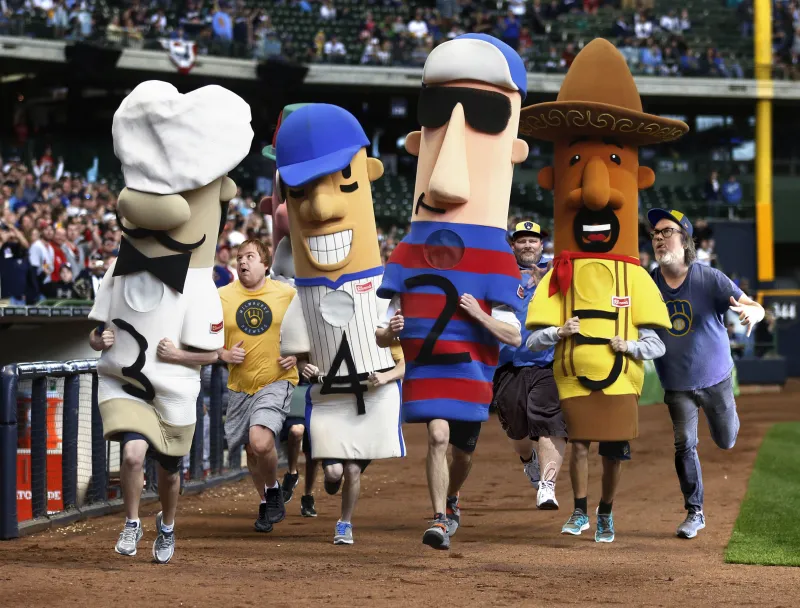 Les fans des Brewers poursuivent les mascottes dans la course de saucisses