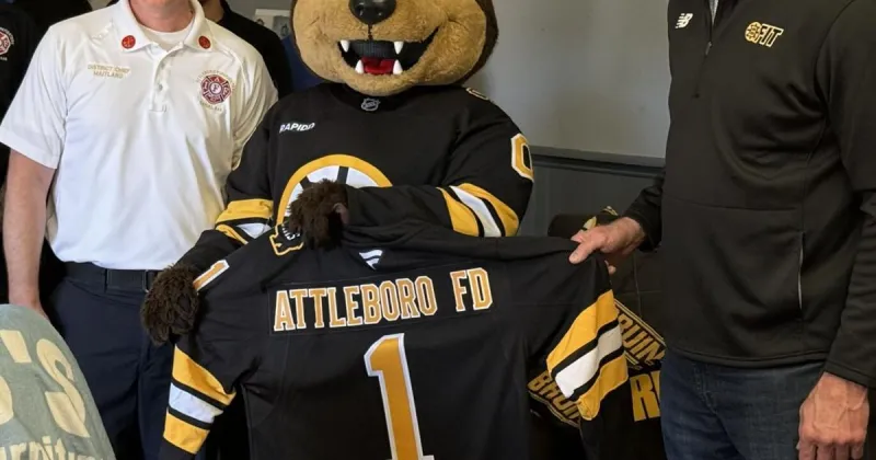 Fondation des Bruins donne 10 000 $ de meubles aux pompiers d'Attleboro