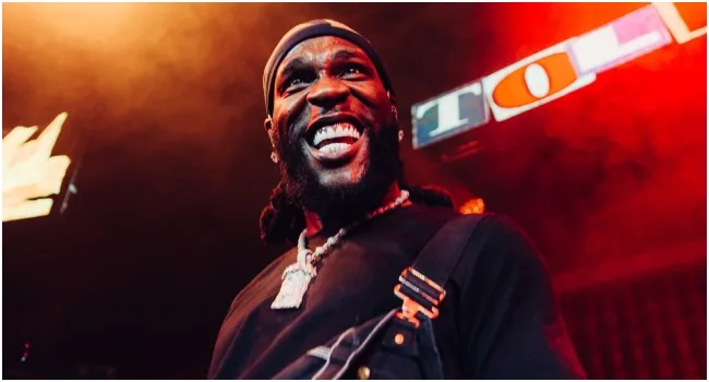Burna Boy rend hommage à son grand-père Benson Idonije à 90 ans