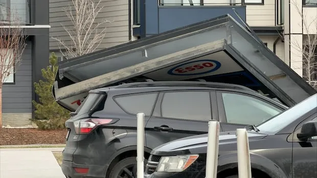 Vents violents à Calgary : défilé Expo annulé, dégâts