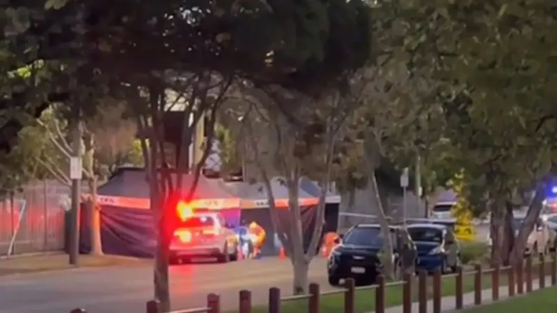 Une voiture fonce sur la foule à Melbourne, un mort