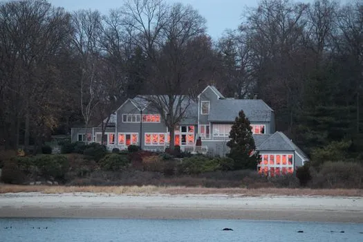 Des célébrités prises en flagrant délit de fake sur leurs maisons de luxe