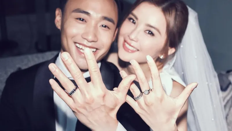 Charlene Choi épouse le coach fitness Elvis Lam