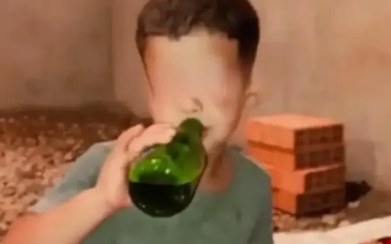 Une vidéo d'enfant forcé de boire de l'alcool scandalise