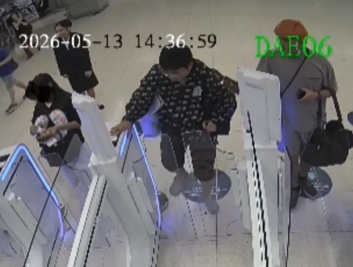 Touriste chinois interdit de séjour après avoir endommagé un portique