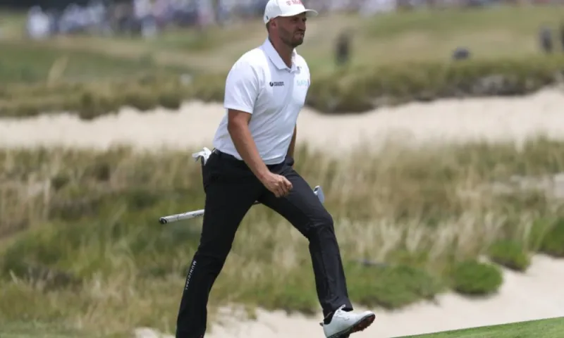 Clark mène l'US Open de 4 coups à mi-parcours