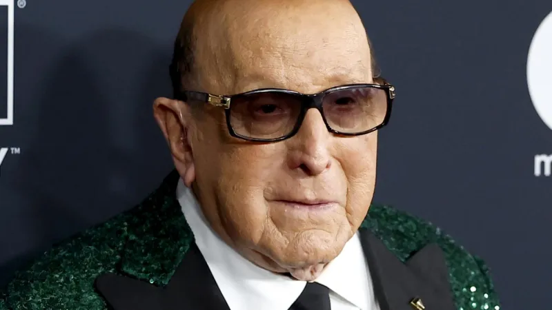 Décès de Clive Davis non confirmé, aucune preuve trouvée