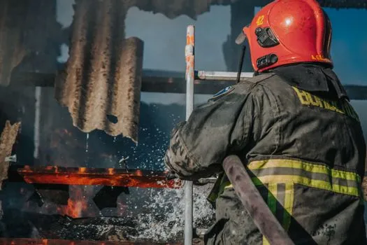 Les pompiers de Colona combattent un incendie dans une maison abandonnée