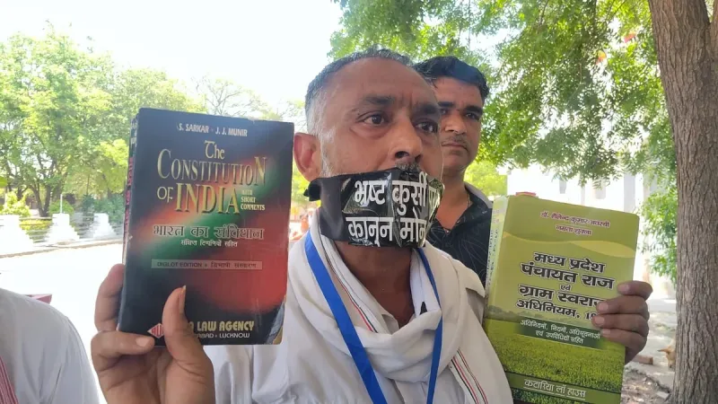Protestation les yeux bandés d'un dirigeant du Congrès à Neemuch