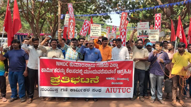 Des travailleurs contractuels manifestent aux mines du NMDC