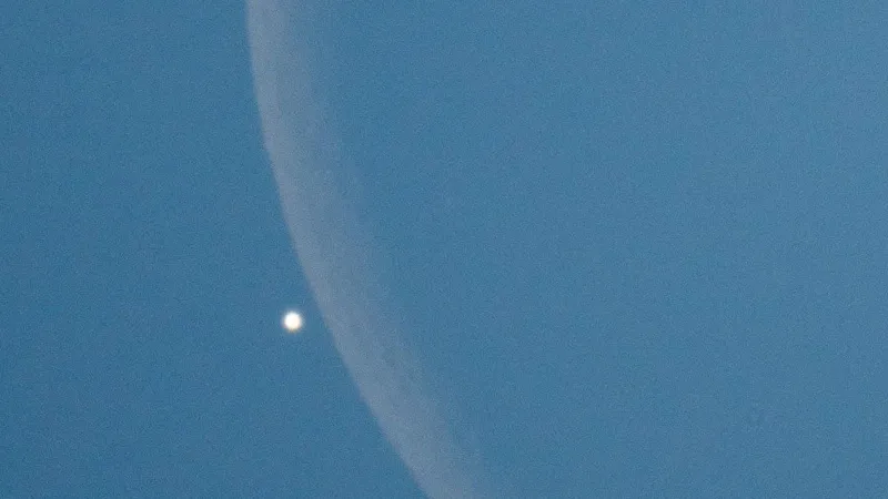 La Lune croissante occultera Vénus le 17 juin