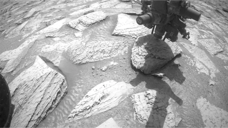 Le rover Curiosity se libère après s'être coincé sur une roche