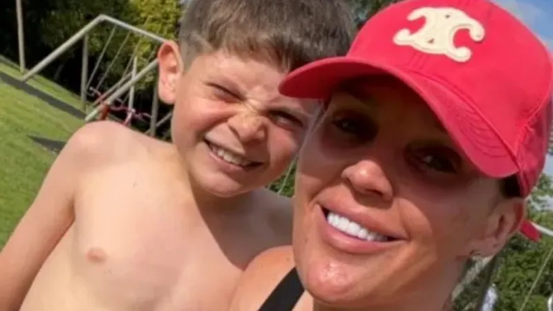 Le fils de Danielle Lloyd, Ronnie, 8 ans, hospitalisé après une 'nuit difficile'