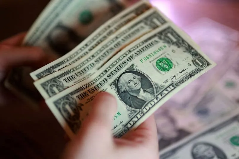 Le dollar progresse à l'approche d'un cessez-le-feu en Iran