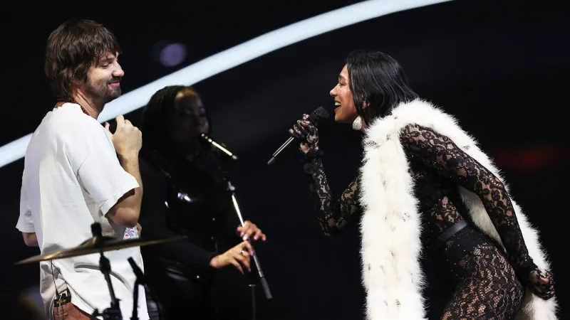 Dua Lipa rejoint Tame Impala sur scène à Londres