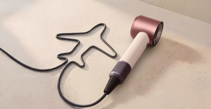 Dyson lance le Supersonic Travel, un sèche-cheveux compact