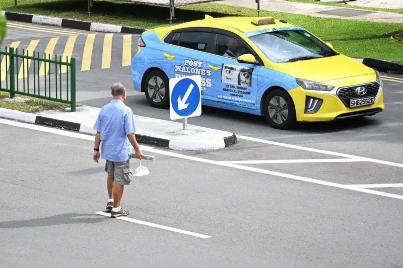 Les personnes âgées traversent hors des clous par commodité à Singapour
