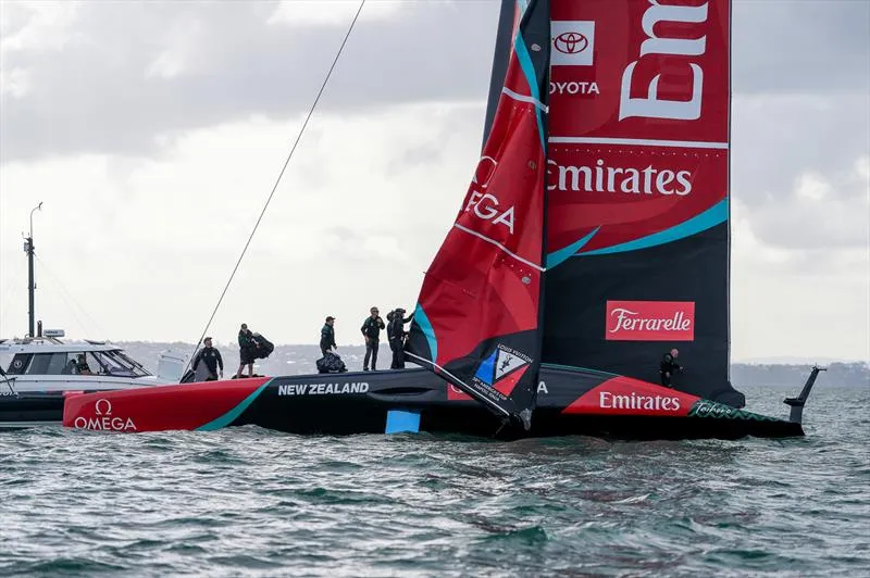 Emirates Team NZ teste son AC75 et endommage une voile