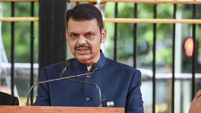 Fadnavis et Pawar rendent hommage à Vajpayee