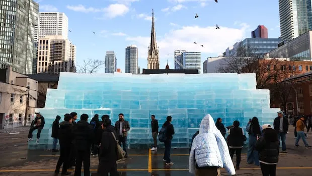 Une entreprise familiale ontarienne a créé la sculpture de glace de Drake
