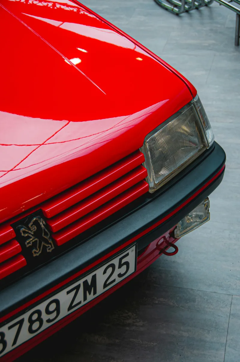 Père et fils relèvent le Nomad Raid 2027 en Peugeot 205