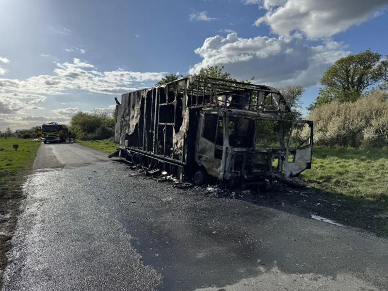 Pompiers maîtrisent un important incendie de véhicule dans un village de l'Essex