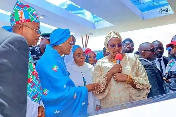 La Première Dame inaugure le Treasury House et autonomise 800 femmes à Kogi