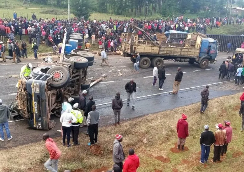 Cinq morts dans un accident remorque-tracteur sur l'autoroute Eldoret-Nakuru