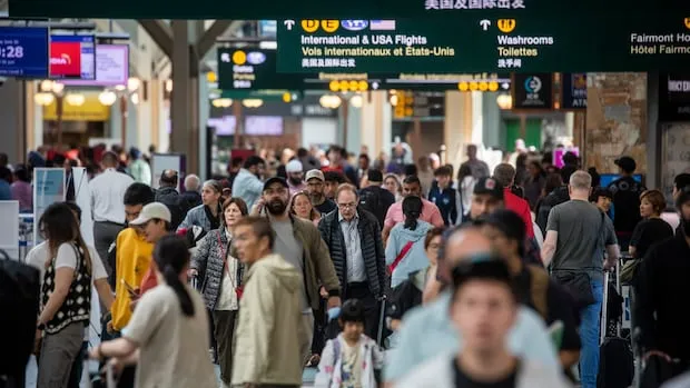 Perturbations aériennes et hausse des coûts bouleversent les voyages estivaux des Canadiens
